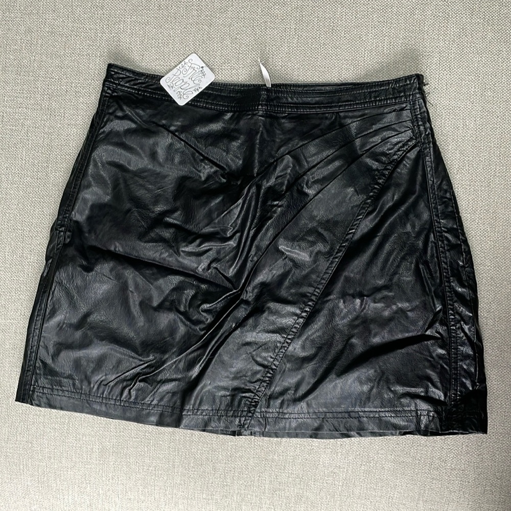 Free People black Foux leather skirt. Size women’s 8. Brand new with tags.